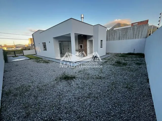 Casa com 300m² 3 quartos e 2 banheiros, à venda, no bairro Guarda do Cubatão em Palhoça