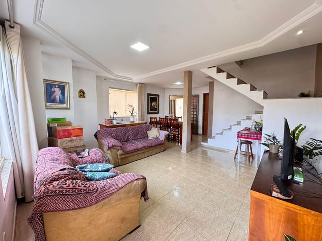 Casa 3 quartos e 2 banheiros, à venda, no bairro Europa em Contagem