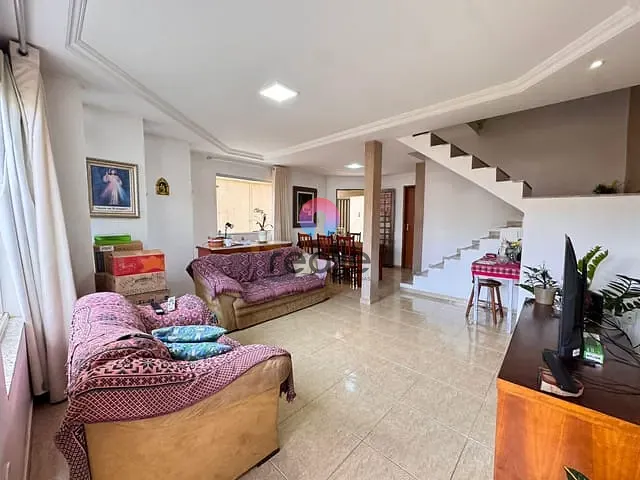 Casa 3 quartos e 2 banheiros, à venda, no bairro Europa em Contagem