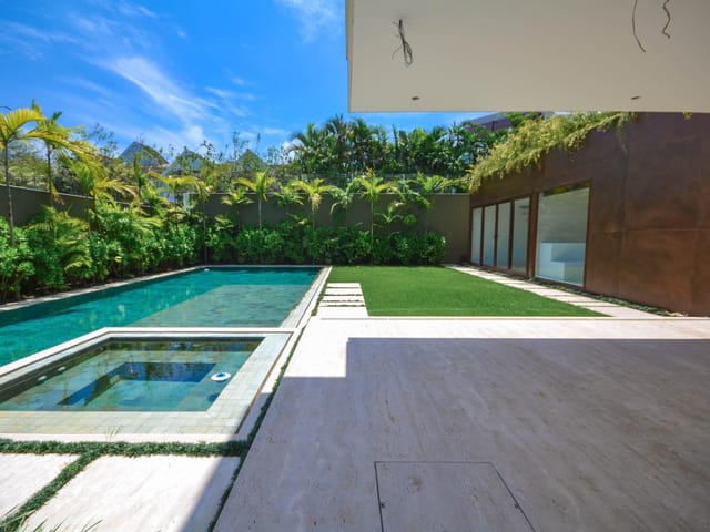 Casa com 1000m² 5 quartos e 8 banheiros, à venda, no bairro Barra da Tijuca em Rio de Janeiro