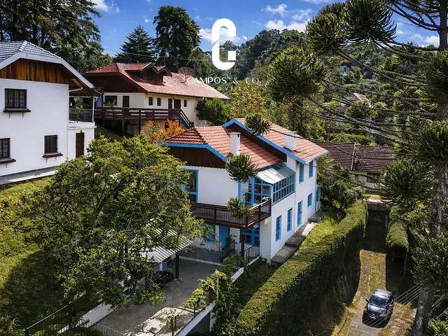 Casa com 300m² 4 quartos e 2 banheiros, à venda, no bairro Jaguaribe em Campos Do Jordão
