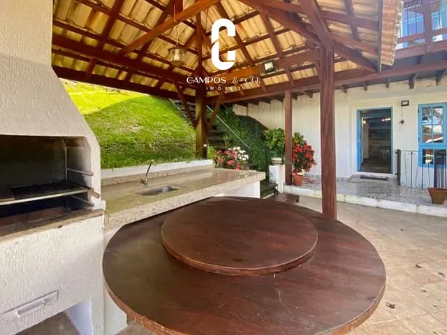 Casa com 300m² 4 quartos e 2 banheiros, à venda, no bairro Jaguaribe em Campos Do Jordão
