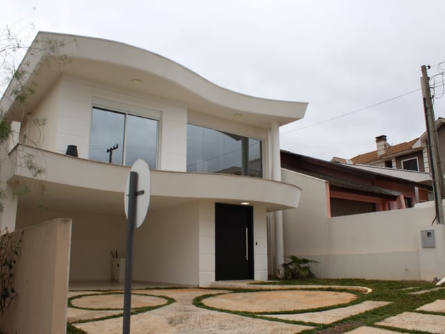 Casa com 320m², à venda, no bairro Oficinas em Ponta Grossa
