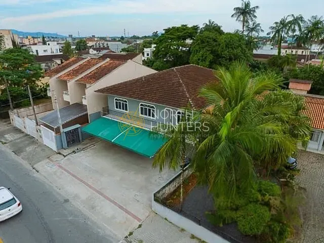 Casa com 250m² 4 quartos e 6 banheiros, à venda, no bairro Jardim Iririú em Joinville