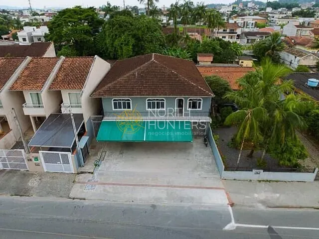 Casa com 250m² 4 quartos e 6 banheiros, à venda, no bairro Jardim Iririú em Joinville