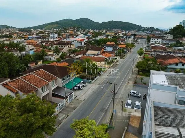 Casa com 250m² 4 quartos e 6 banheiros, à venda, no bairro Jardim Iririú em Joinville