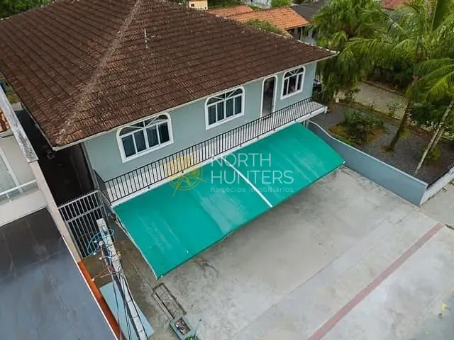 Casa com 250m² 4 quartos e 6 banheiros, à venda, no bairro Jardim Iririú em Joinville