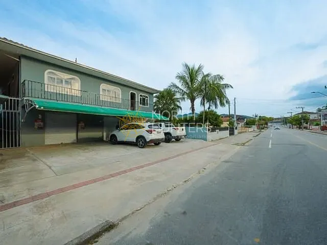 Casa com 250m² 4 quartos e 6 banheiros, à venda, no bairro Jardim Iririú em Joinville