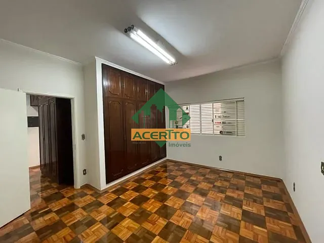 Casa com 300m² 3 quartos e 3 banheiros, à venda, no bairro Vila Bandeirantes em Araçatuba