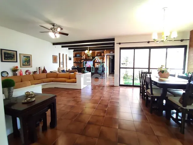 Casa com 504m² 4 quartos e 3 banheiros, à venda ou para alugar, no bairro Jardim das Nações em Taubaté