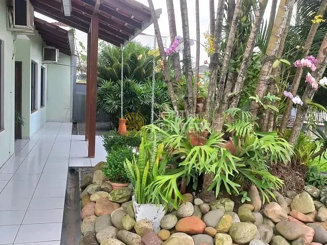 Casa com 157m² 2 quartos e 3 banheiros, à venda, no bairro Costa e Silva em Joinville