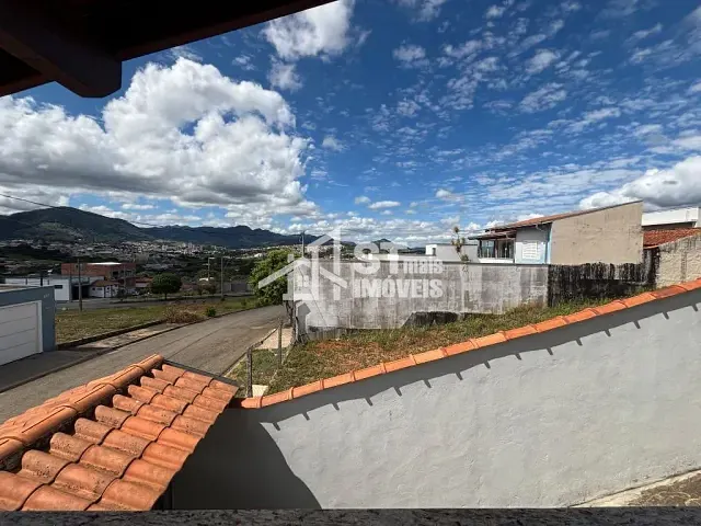 Casa com 210m² 4 quartos e 2 banheiros, à venda, no bairro Jardim Mirante em Andradas