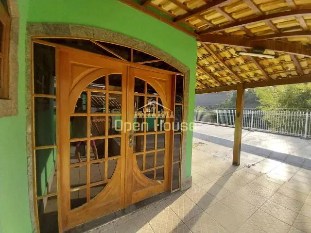 Casa com 408m² 3 quartos e 3 banheiros, à venda, no bairro Oficinas Velhas em Barra do Piraí