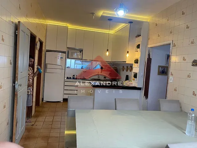Casa com 331m² 4 quartos e 4 banheiros, à venda, no bairro Vila Guarani em São José dos Campos