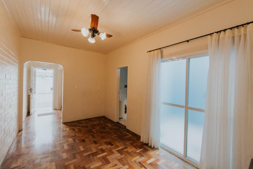 Casa à venda no Centro de Pelotas/RS. Com 2 dormitórios, 6 vagas de garagem, 160 m² de área útil, churrasqueira e jardim de inverno. Piso em taco de madeira