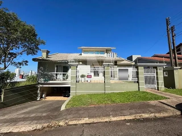 Casa com 390m² 4 quartos e 2 banheiros, à venda, no bairro Presidente Médici em Chapecó