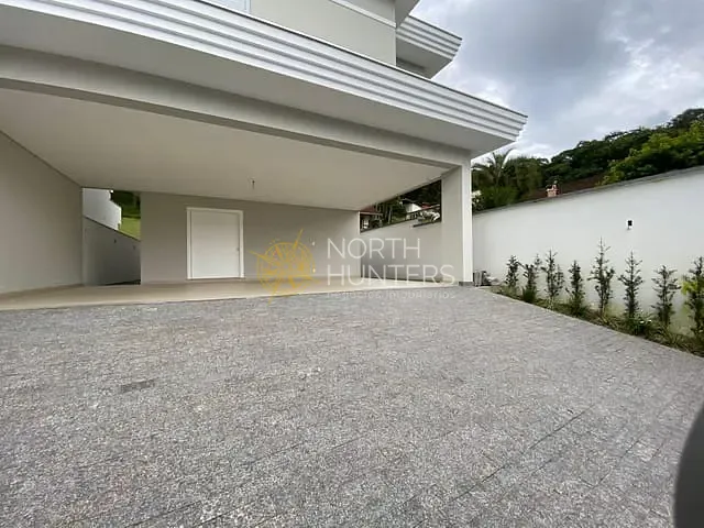 Casa com 348m² 4 quartos e 4 banheiros, à venda, no bairro Glória em Joinville