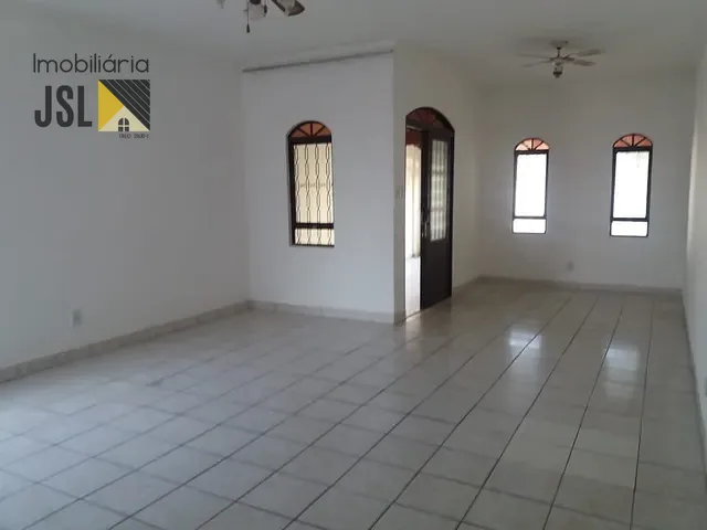 Casa com 211m² 3 quartos e 2 banheiros, à venda, no bairro Jardim Shangri-lá em Caçapava