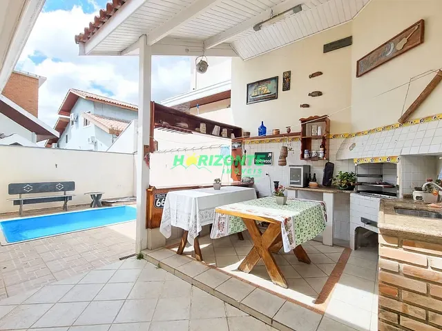 Casa com 300m² 4 quartos e 2 banheiros, à venda, no bairro Urbanova II em São José dos Campos