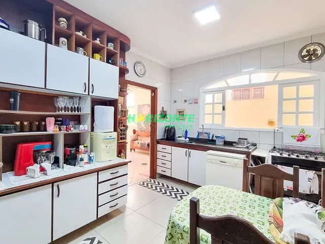 Casa com 300m² 4 quartos e 2 banheiros, à venda, no bairro Urbanova em São José dos Campos