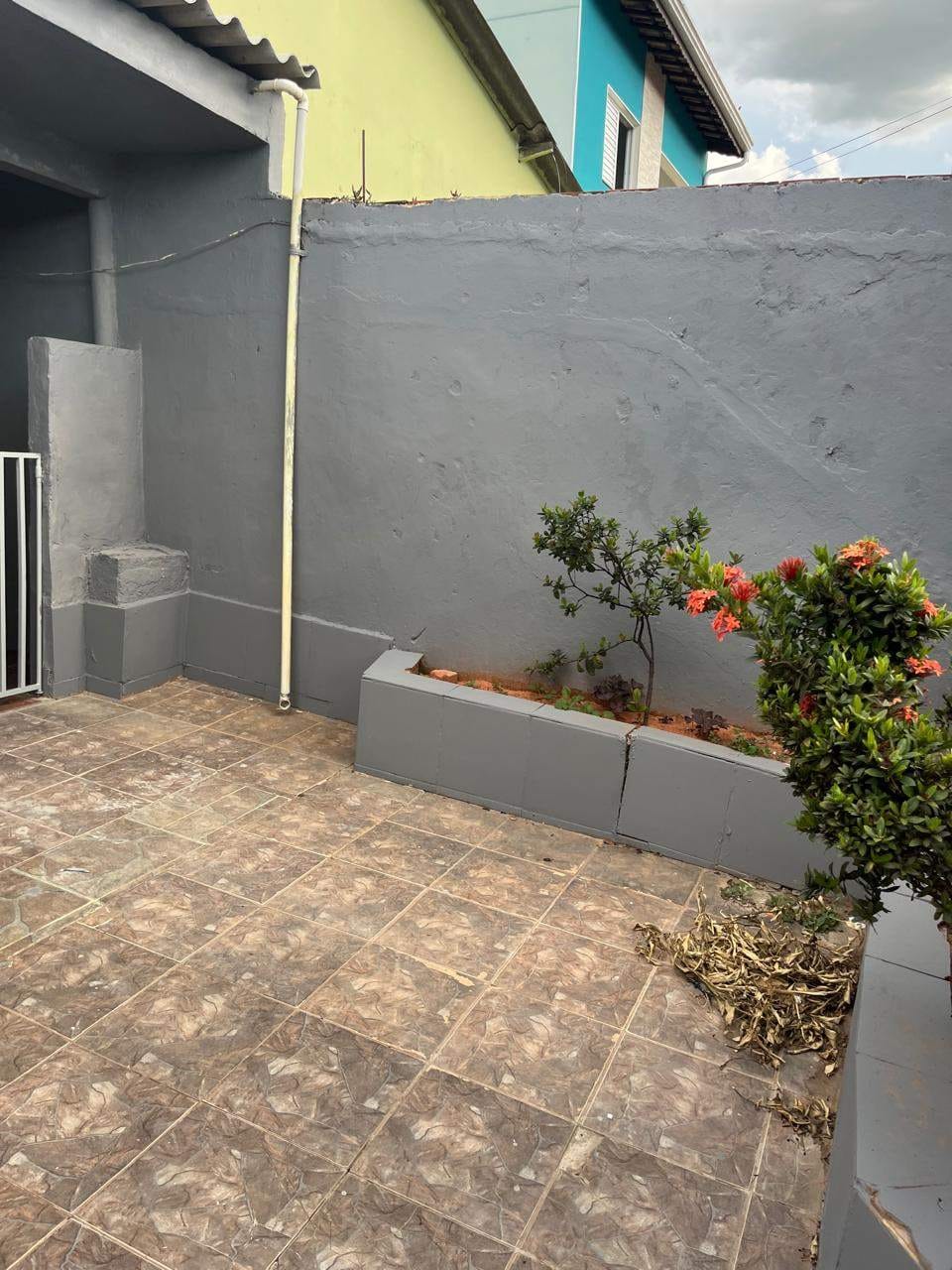 Casa à venda e aluguel com 2 quartos, 100m² - Foto 2