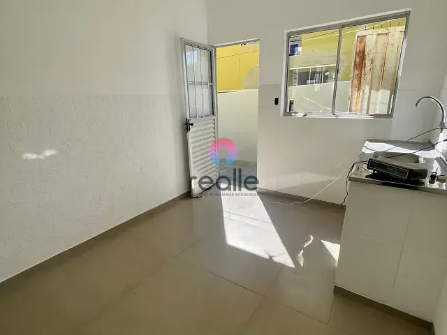 Casa 2 quartos e 1 banheiro, para alugar, no bairro Parque Xangri-Lá em Contagem