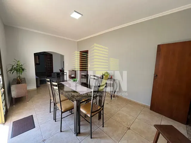 Casa com 301m² 3 quartos e 2 banheiros, à venda, no bairro Chácara das Flores em Bauru