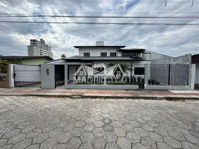 Casa com 356m² 4 quartos e 2 banheiros, à venda, no bairro Centro em Palhoça