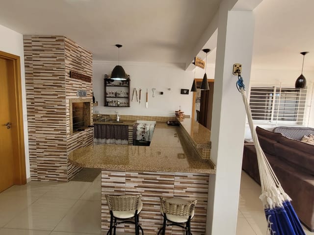 Casa com 495m² 3 quartos e 3 banheiros, à venda, no bairro Orfãs em Ponta Grossa