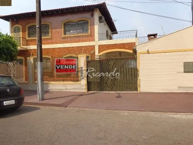 Casa à venda, no bairro Centro em Arapongas