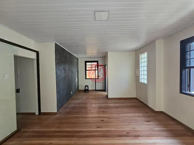 Casa com 300m² 6 quartos e 3 banheiros, para alugar, no bairro Petrópolis em Porto Alegre
