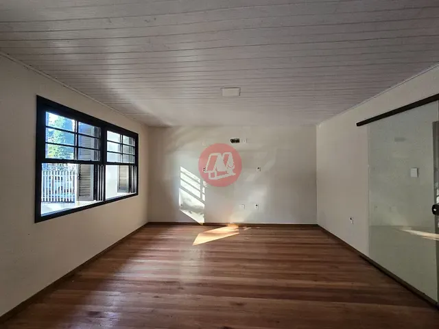 Casa com 300m² 6 quartos e 3 banheiros, para alugar, no bairro Petrópolis em Porto Alegre