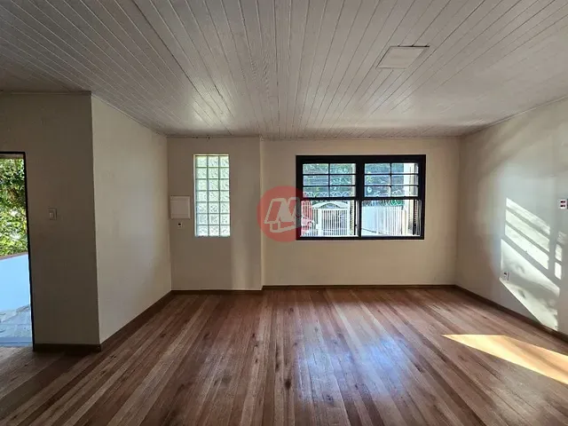 Casa com 300m² 6 quartos e 3 banheiros, para alugar, no bairro Petrópolis em Porto Alegre