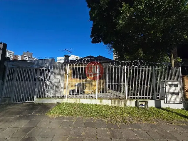 Casa com 300m² 6 quartos e 3 banheiros, para alugar, no bairro Petrópolis em Porto Alegre
