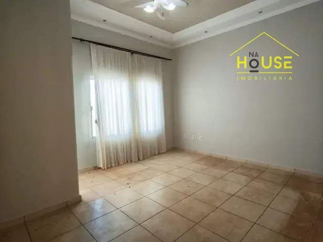 Casa com 240m² 2 quartos e 2 banheiros, para alugar, no bairro Jardim Universitário em Votuporanga