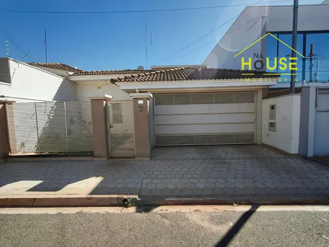 Casa com 240m² 2 quartos e 2 banheiros, para alugar, no bairro Jardim Universitário em Votuporanga