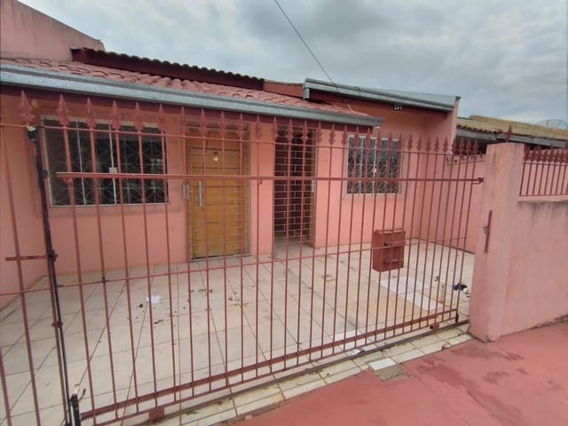Casa à Venda com 2 quartos (1 suíte), Churrasqueira e Vaga de Estacionamento