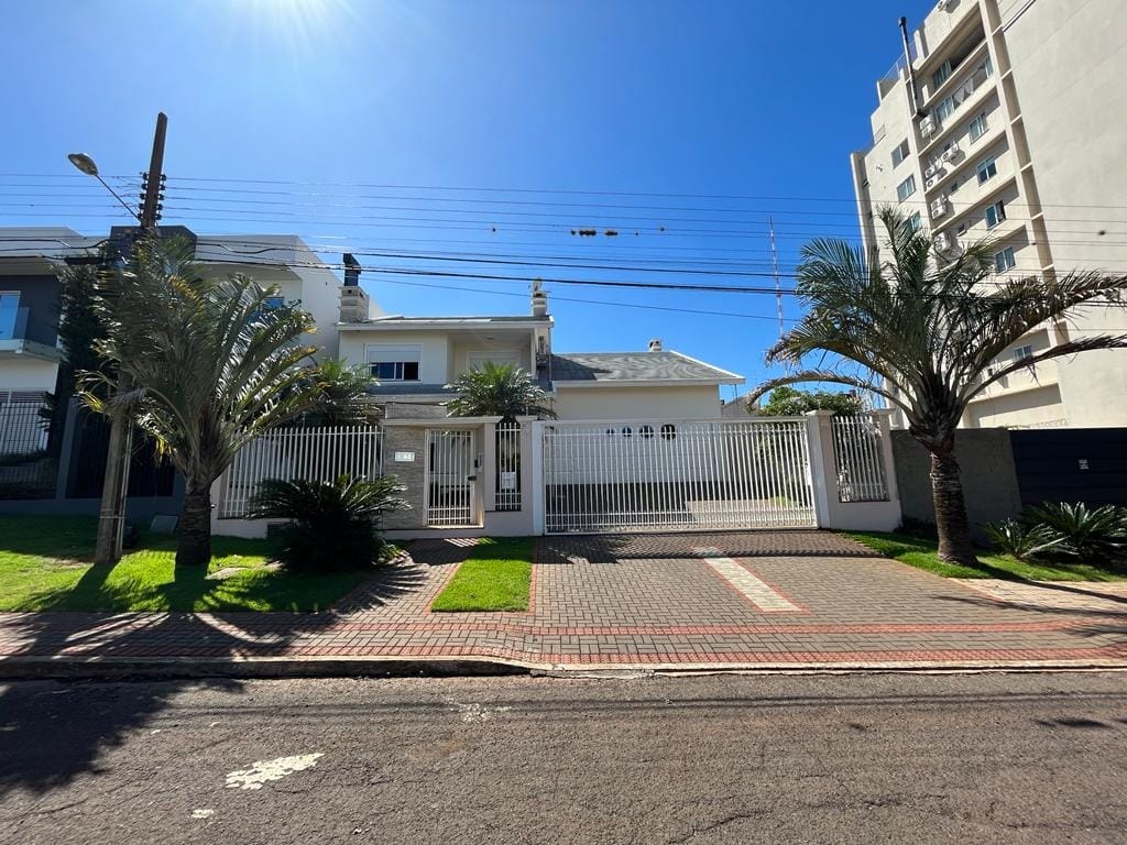 Casa à venda com 3 dormitórios, 1 banheiro, 2 vagas de garagens e 305m² de área privativa no bairro Presidente Médici