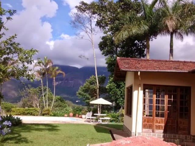 Casa com 5337m² 4 quartos e 1 banheiro, à venda, no bairro Carangola em Petrópolis