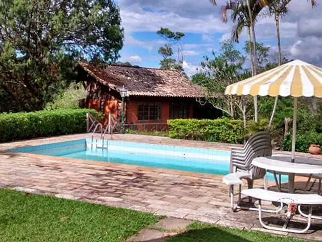 Casa com 5337m² 4 quartos e 1 banheiro, à venda, no bairro Carangola em Petrópolis