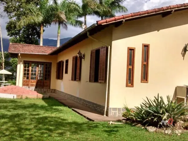 Casa com 5337m² 4 quartos e 1 banheiro, à venda, no bairro Carangola em Petrópolis