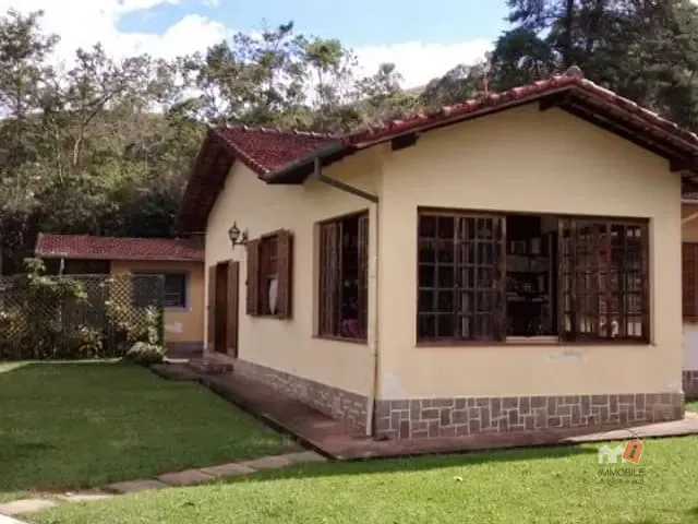 Casa com 5337m² 4 quartos e 1 banheiro, à venda, no bairro Carangola em Petrópolis