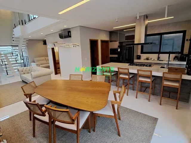 Casa com 253m² 4 quartos e 6 banheiros, à venda, no bairro Urbanova em São José dos Campos
