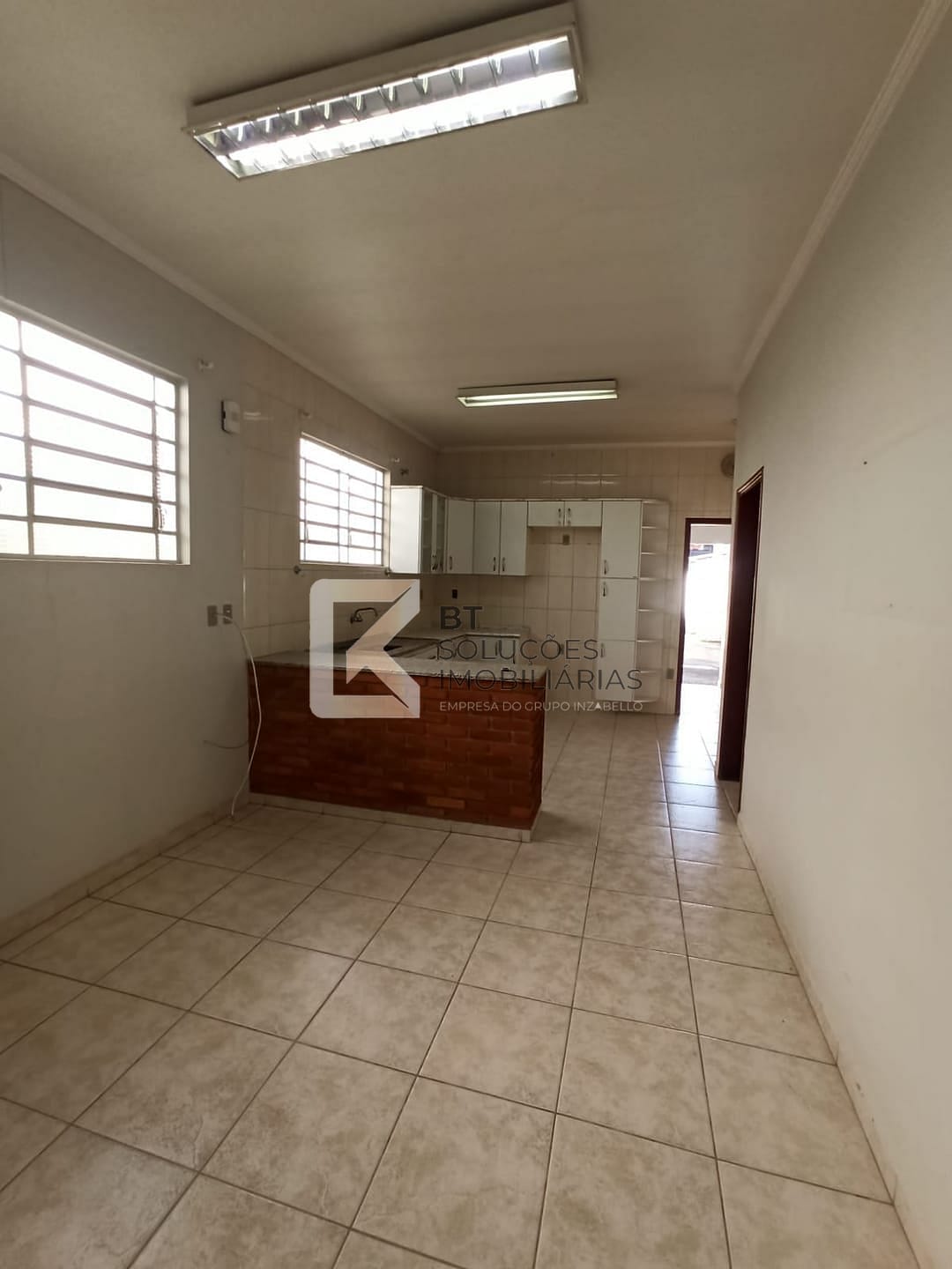 Casa à venda com 3 quartos, 320m² - Foto 1