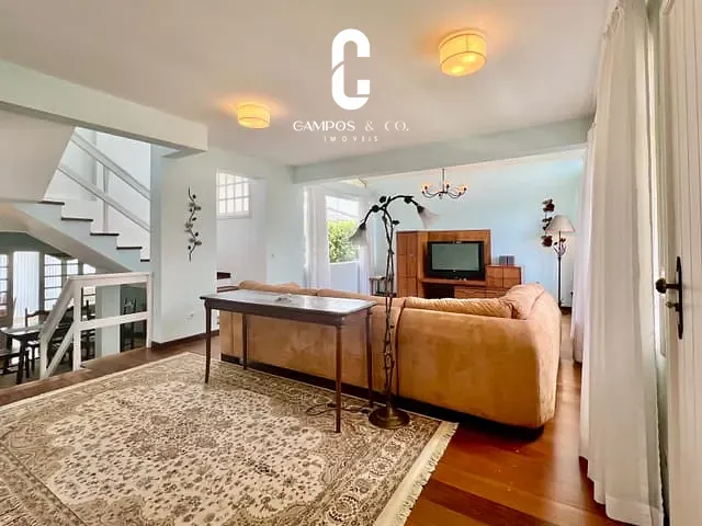 Casa com 300m² 3 quartos e 2 banheiros, à venda, no bairro Alto do Capivari em Campos Do Jordão