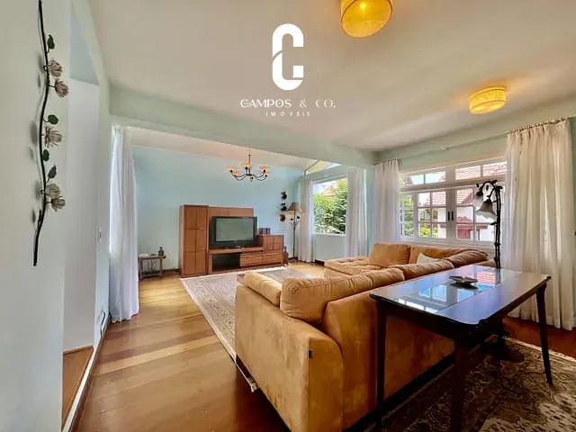 Casa com 300m² 3 quartos e 2 banheiros, à venda, no bairro Alto do Capivari em Campos Do Jordão