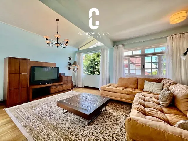 Casa com 300m² 3 quartos e 2 banheiros, à venda, no bairro Alto do Capivari em Campos Do Jordão