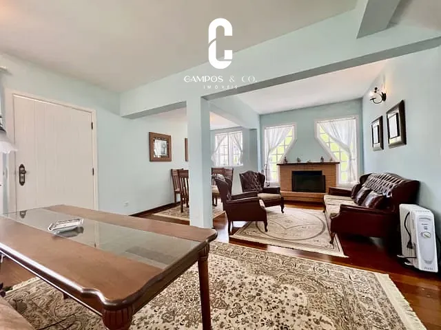 Casa com 300m² 3 quartos e 2 banheiros, à venda, no bairro Alto do Capivari em Campos Do Jordão