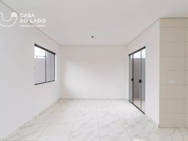 Casa 2 quartos e 1 banheiro, à venda, no bairro Maria Antonieta em Curitiba