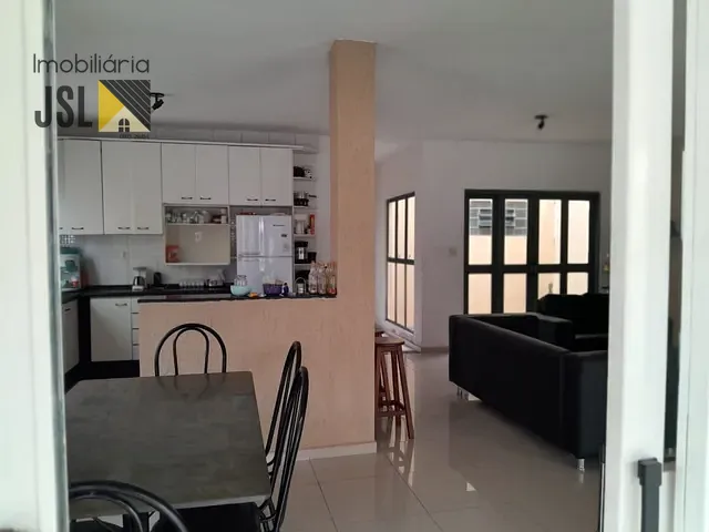 Casa com 300m² 3 quartos e 3 banheiros, à venda, no bairro Vila Santos em Caçapava